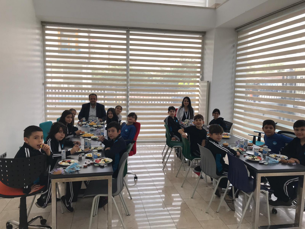 5-b Kahvaltıda | İstanbul Pendik İlkokulu ve Ortaokulu | Özel Oku...